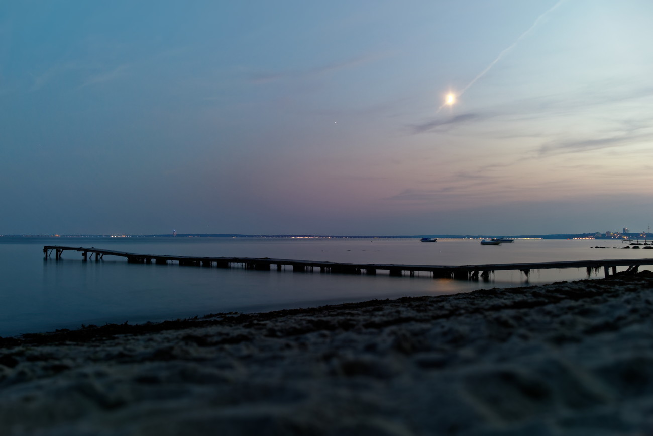 Ostsee mit Mond und Jupiter
